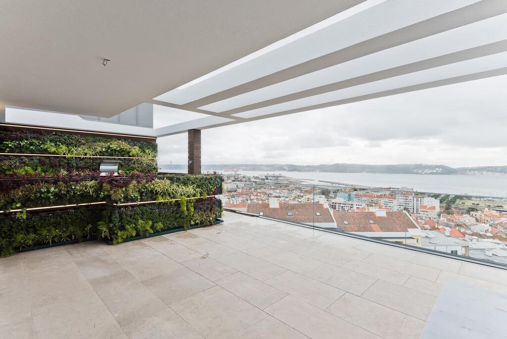 4 bedroom apartment with a swimming pool in gated community