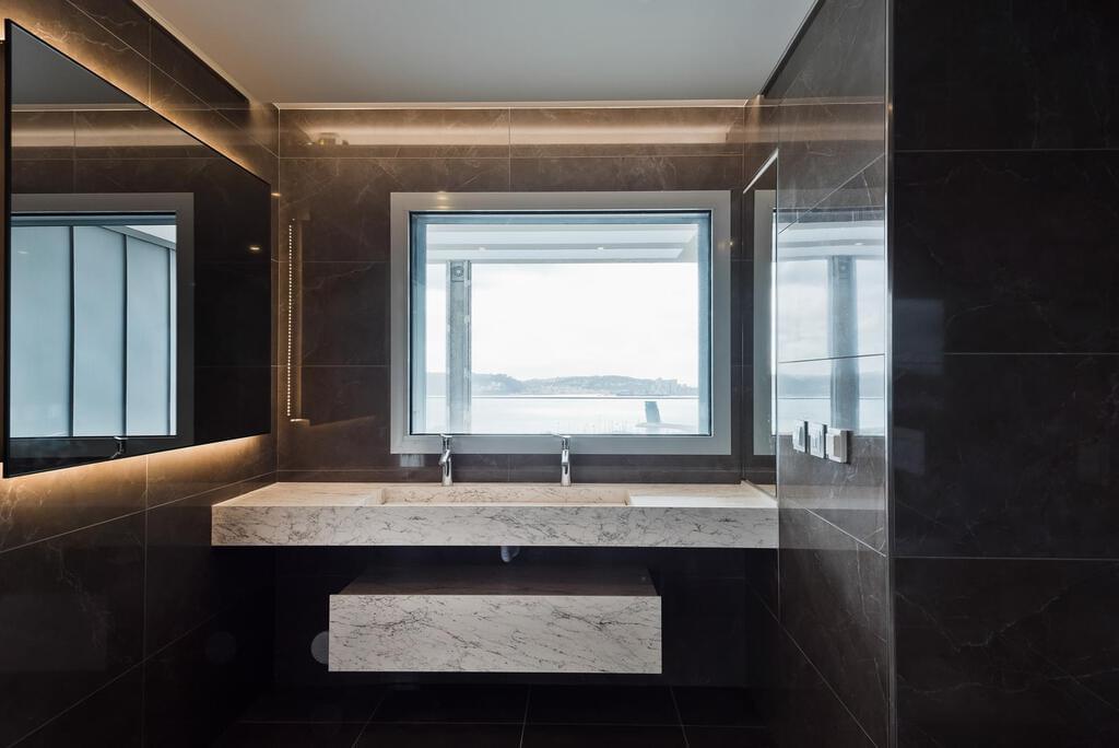 4 bedroom apartment with a swimming pool in gated community