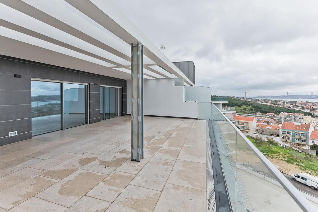 4 bedroom apartment with a swimming pool in gated community