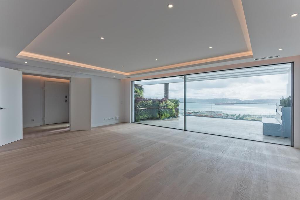 4 bedroom apartment with a swimming pool in gated community