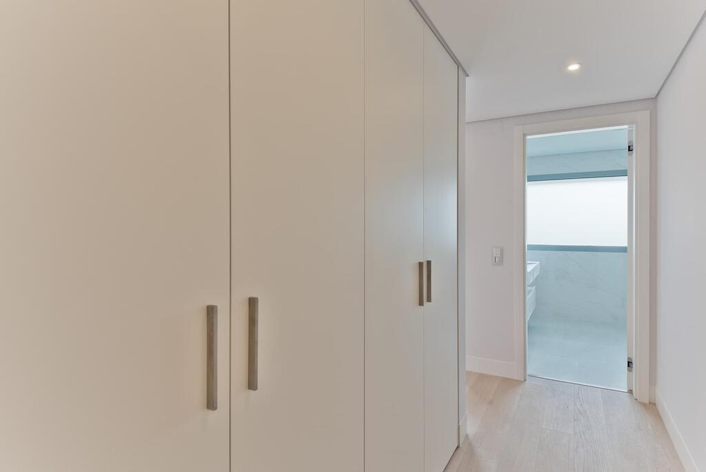 4 bedroom apartment with a swimming pool in gated community