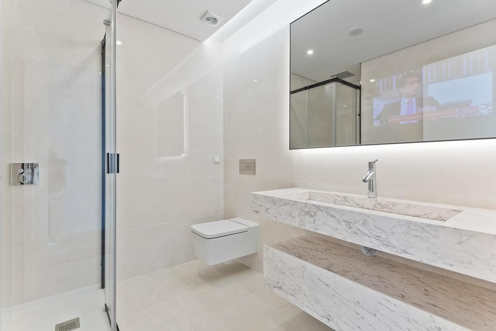 4 bedroom apartment with a swimming pool in gated community