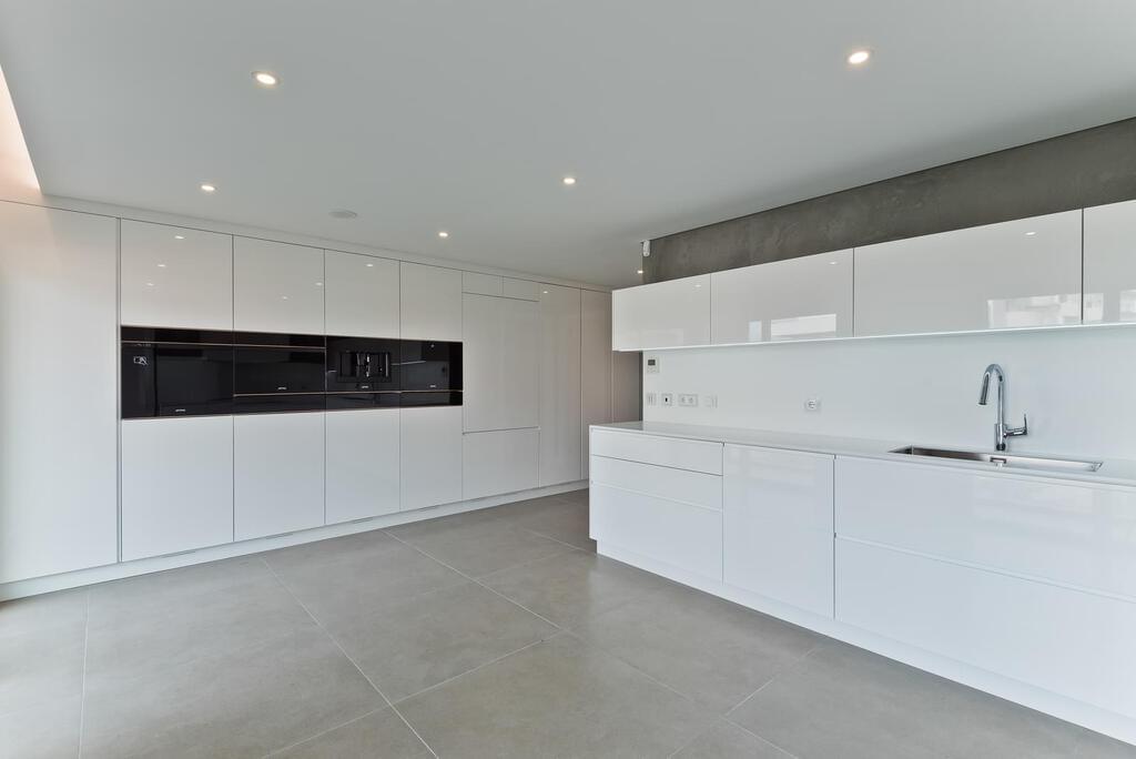 4 bedroom apartment with a swimming pool in gated community