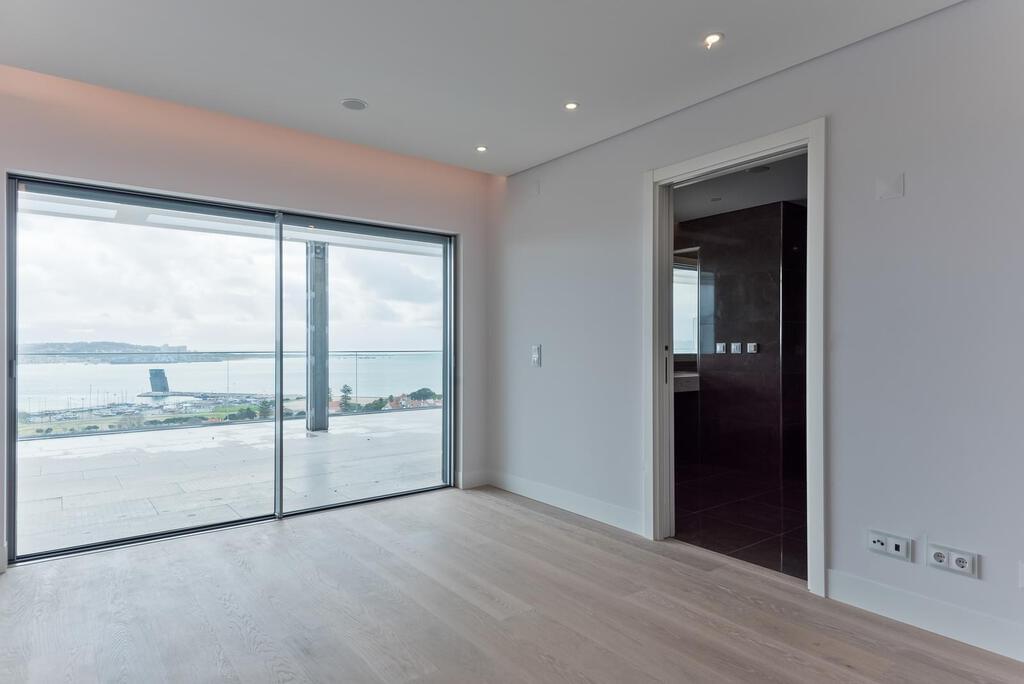 4 bedroom apartment with a swimming pool in gated community