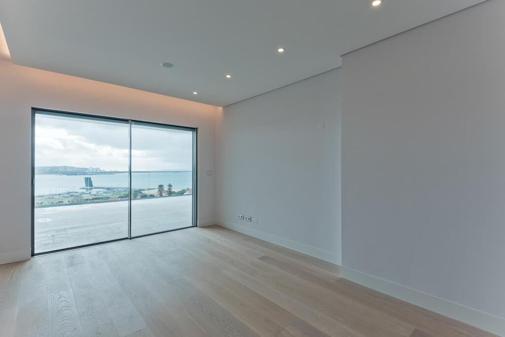 4 bedroom apartment with a swimming pool in gated community