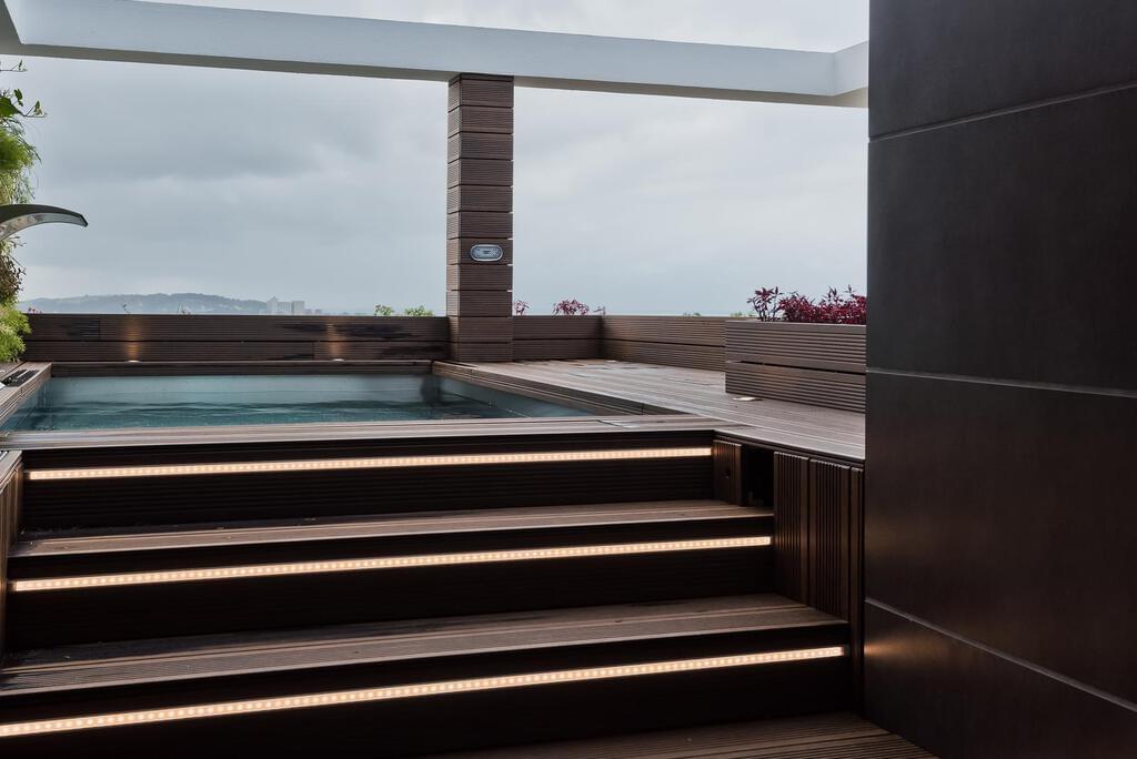 4 bedroom apartment with a swimming pool in gated community