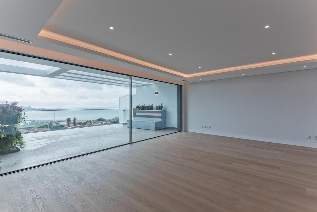 4 bedroom apartment with a swimming pool in gated community