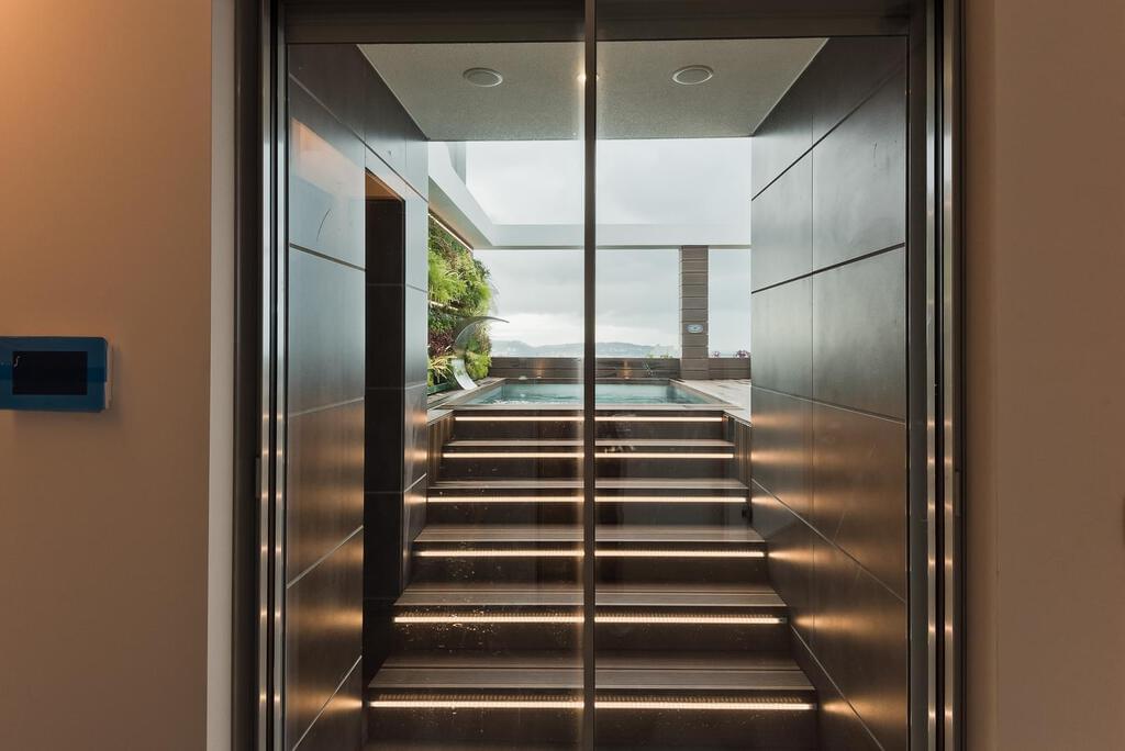 4 bedroom apartment with a swimming pool in gated community