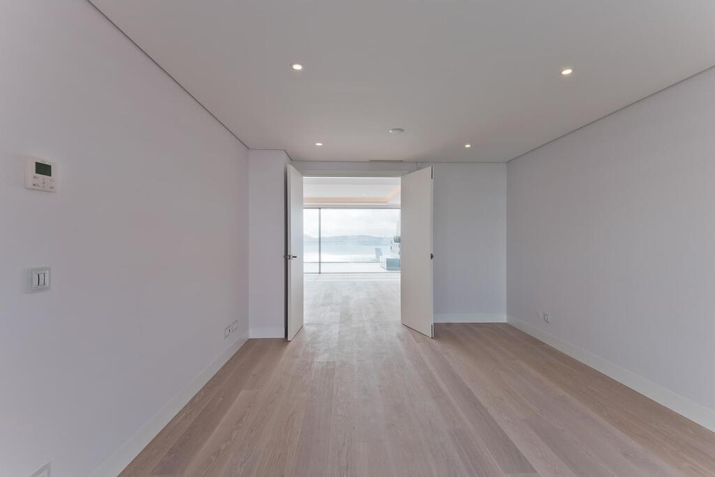 4 bedroom apartment with a swimming pool in gated community