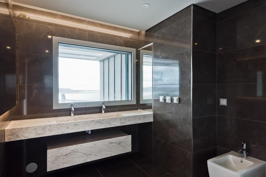 4 bedroom apartment with a swimming pool in gated community