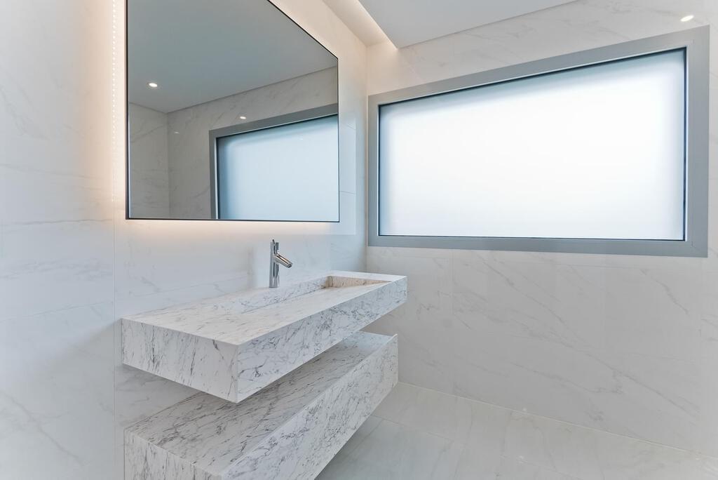 4 bedroom apartment with a swimming pool in gated community