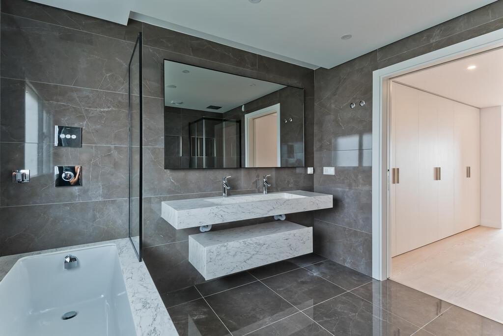 4 bedroom apartment with a swimming pool in gated community