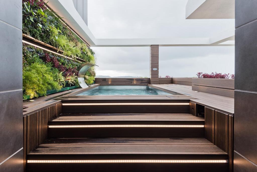 4 bedroom apartment with a swimming pool in gated community