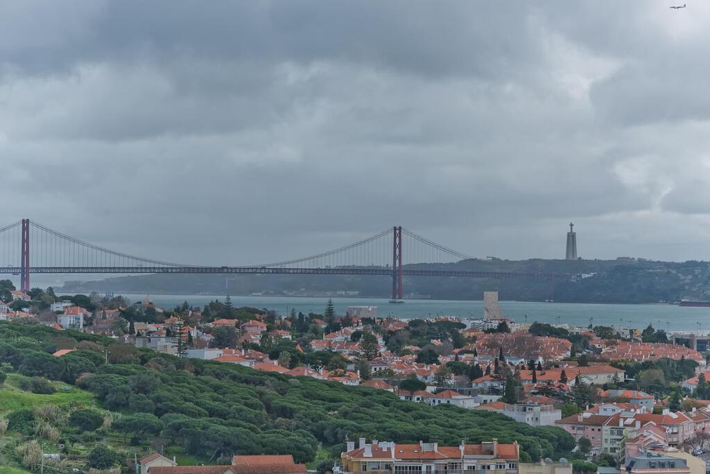 4 bedroom apartment with a swimming pool in gated community