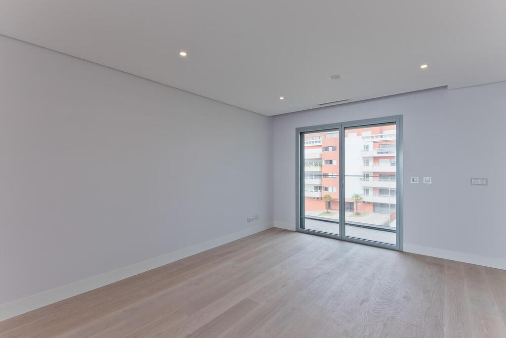 4 bedroom apartment with a swimming pool in gated community