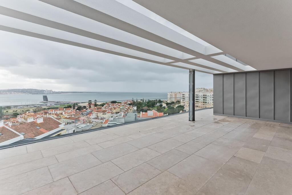 4 bedroom apartment with a swimming pool in gated community