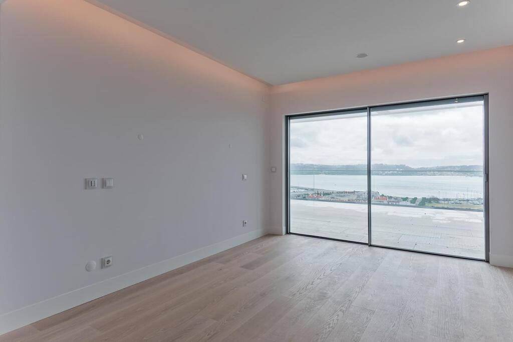 4 bedroom apartment with a swimming pool in gated community