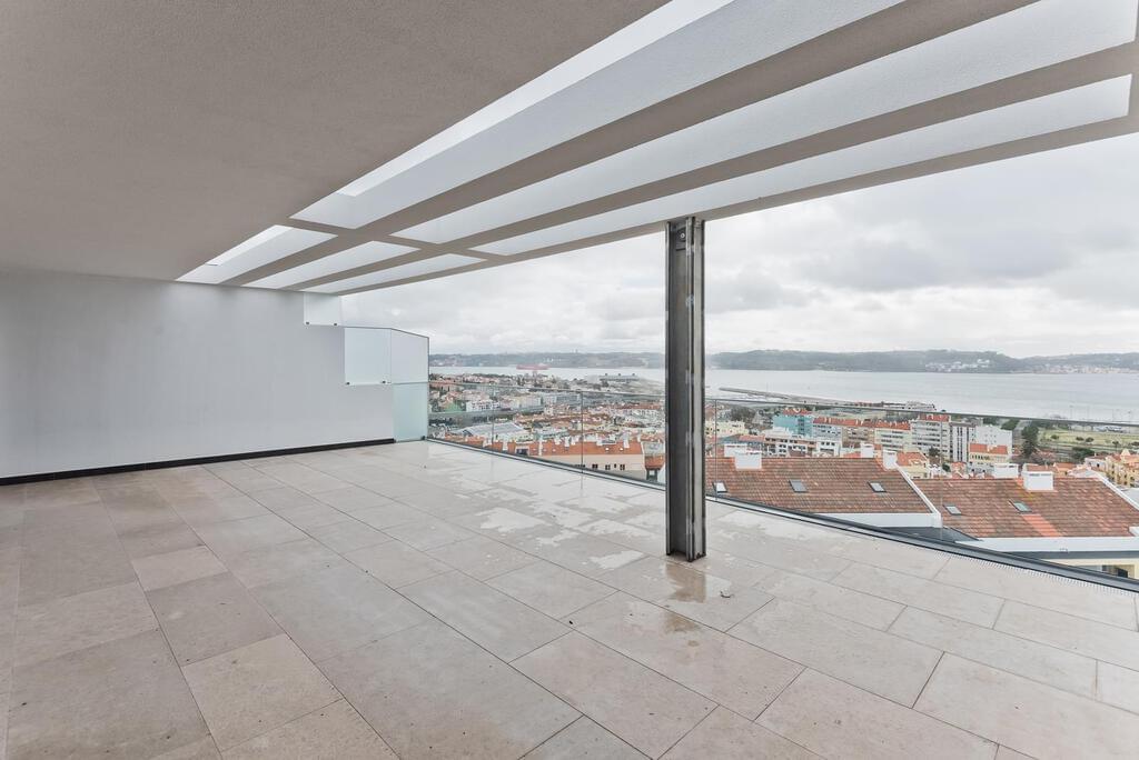 4 bedroom apartment with a swimming pool in gated community