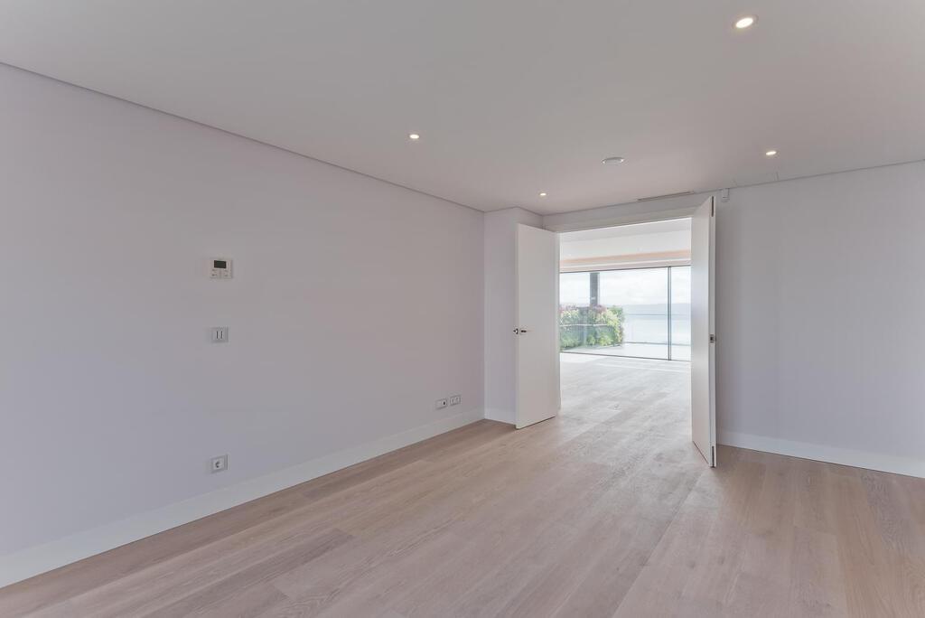 4 bedroom apartment with a swimming pool in gated community