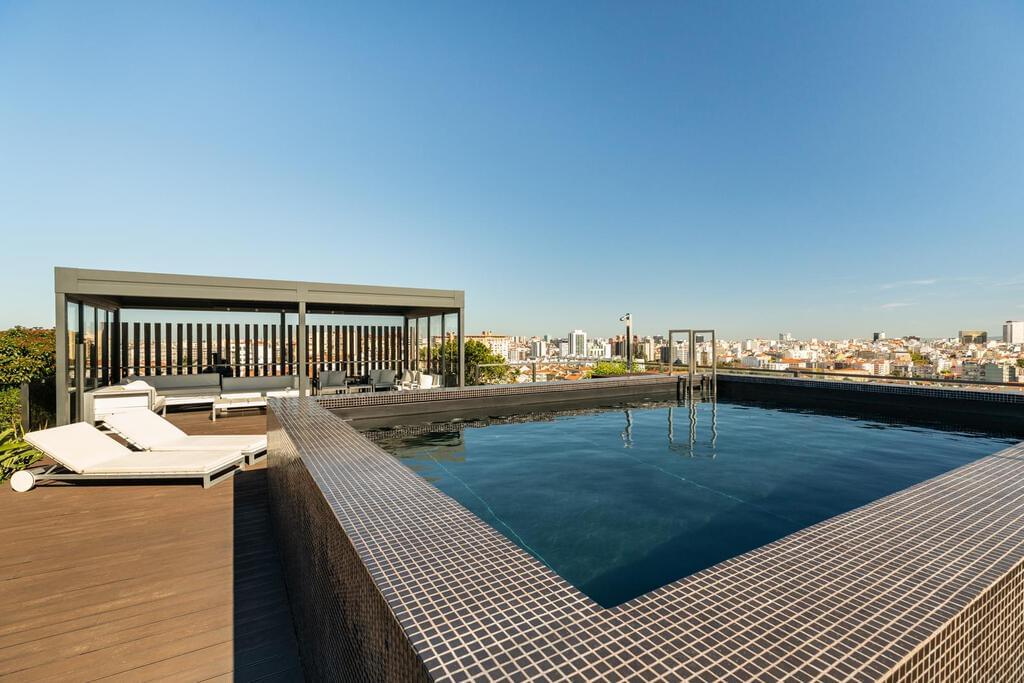 5 bedroom penthouse with a swimming pool in gated community