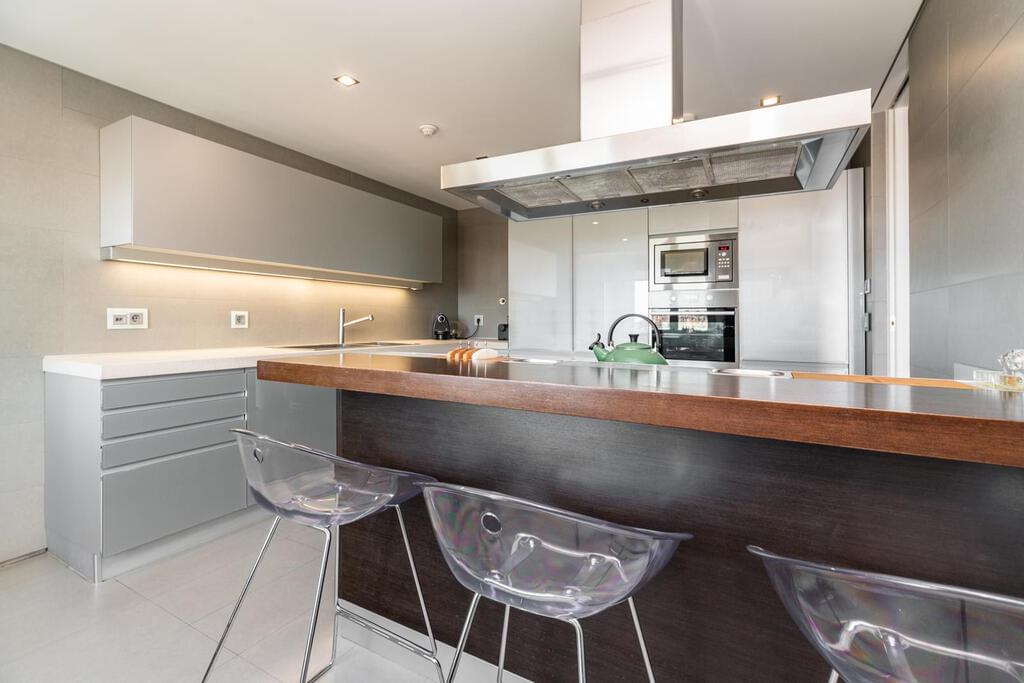 5 bedroom penthouse with a swimming pool in gated community