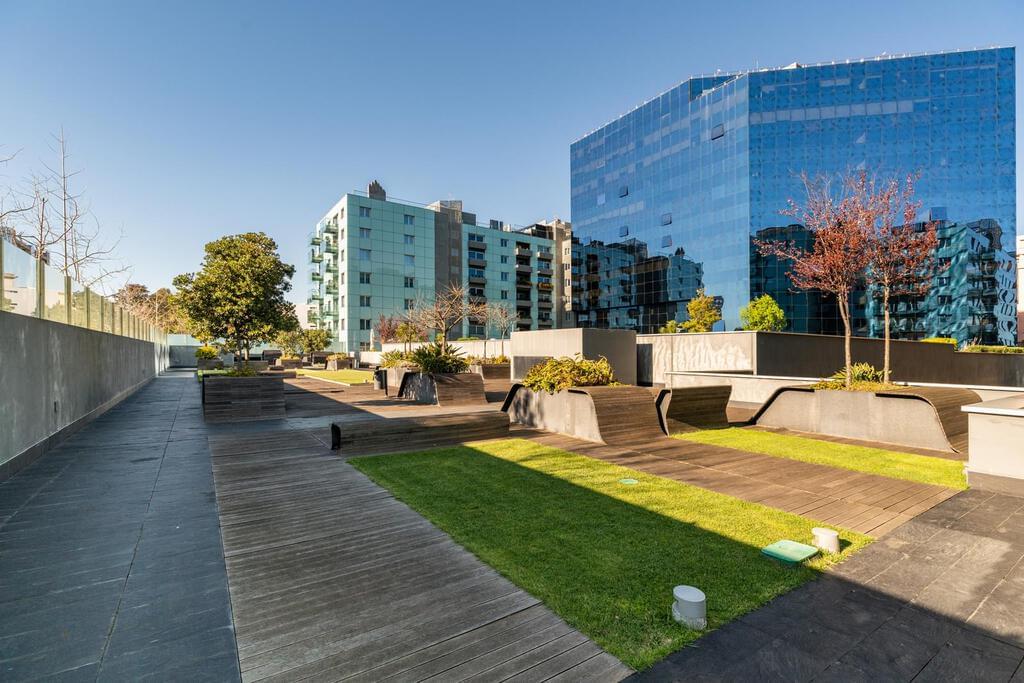 5 bedroom penthouse with a swimming pool in gated community