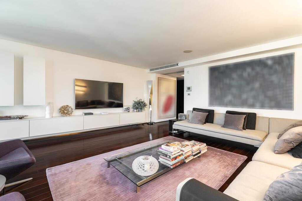 5 bedroom penthouse with a swimming pool in gated community