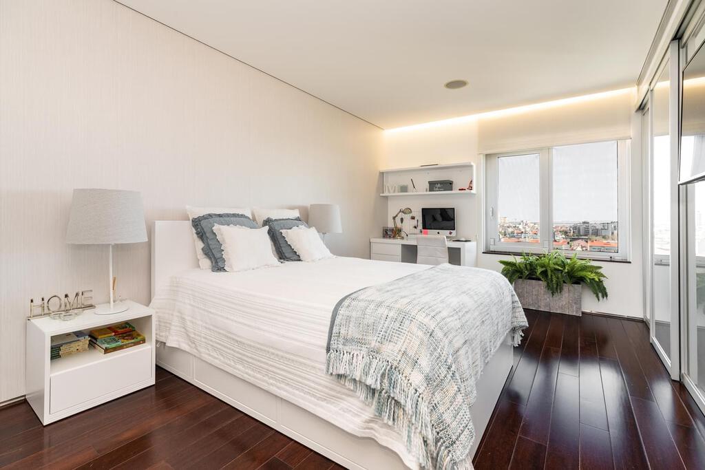 5 bedroom penthouse with a swimming pool in gated community