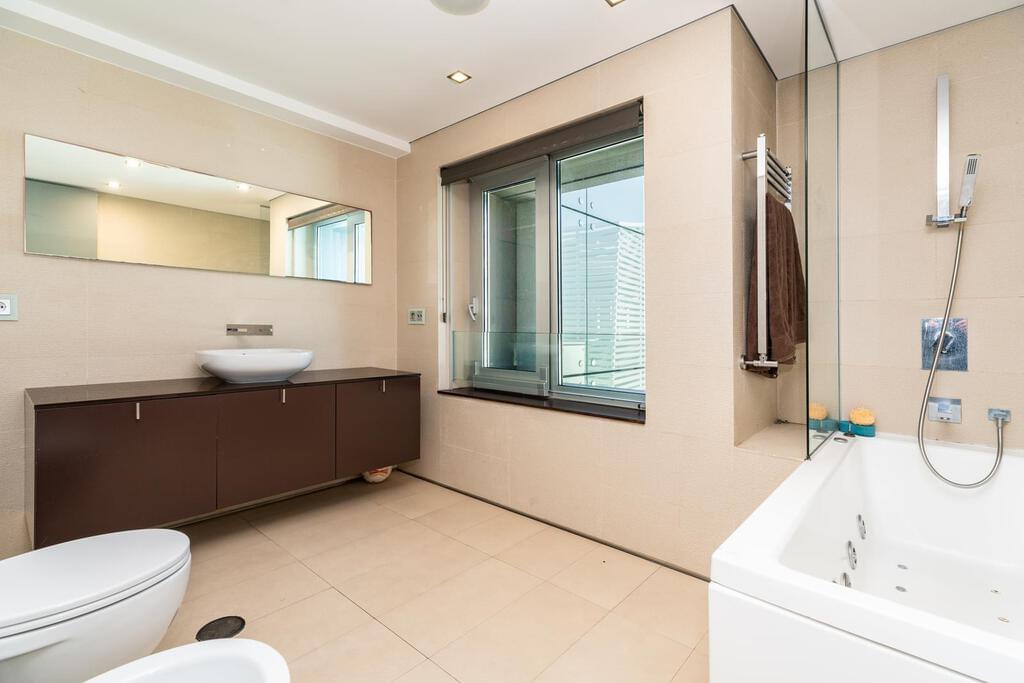 5 bedroom penthouse with a swimming pool in gated community