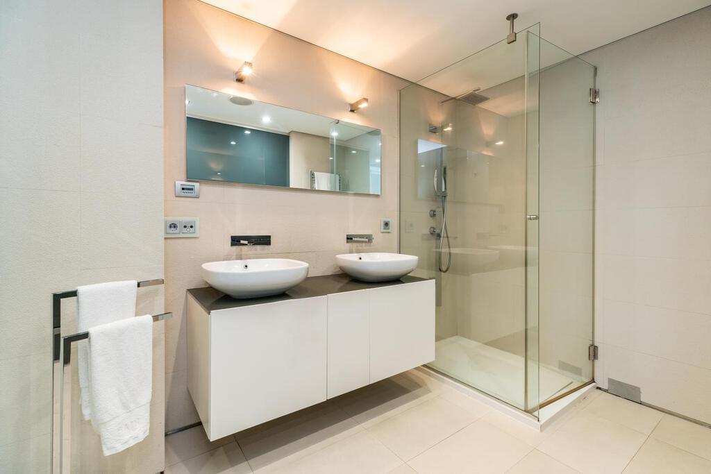 5 bedroom penthouse with a swimming pool in gated community