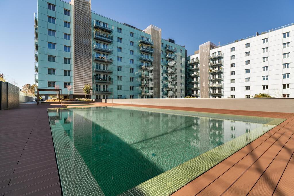 5 bedroom penthouse with a swimming pool in gated community