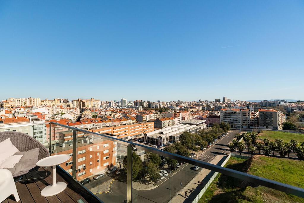 5 bedroom penthouse with a swimming pool in gated community