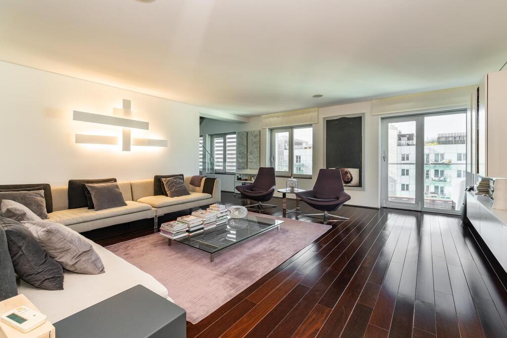 5 bedroom penthouse with a swimming pool in gated community