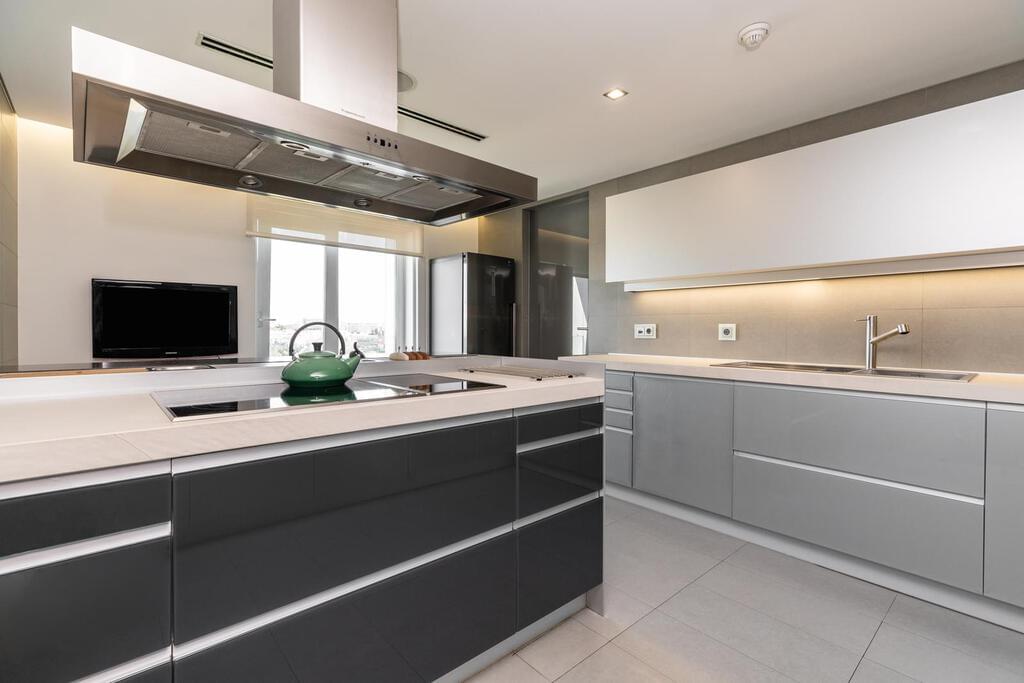 5 bedroom penthouse with a swimming pool in gated community