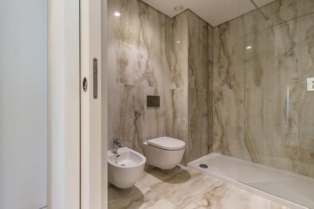 3 bedroom apartment with parking in gated community