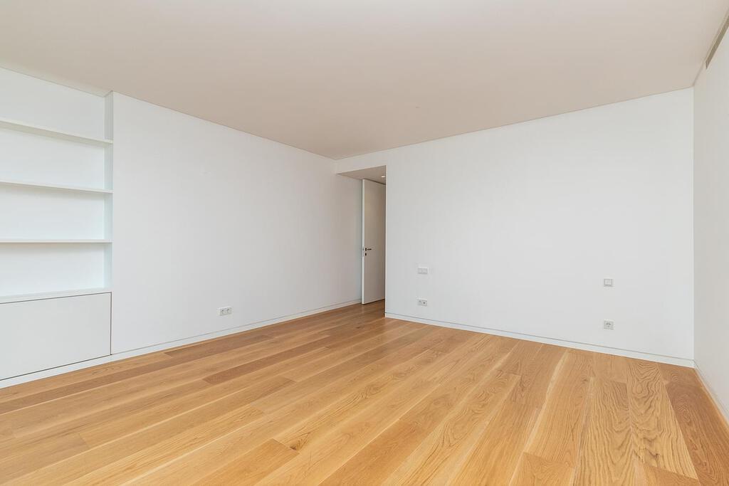 3 bedroom apartment with parking in gated community