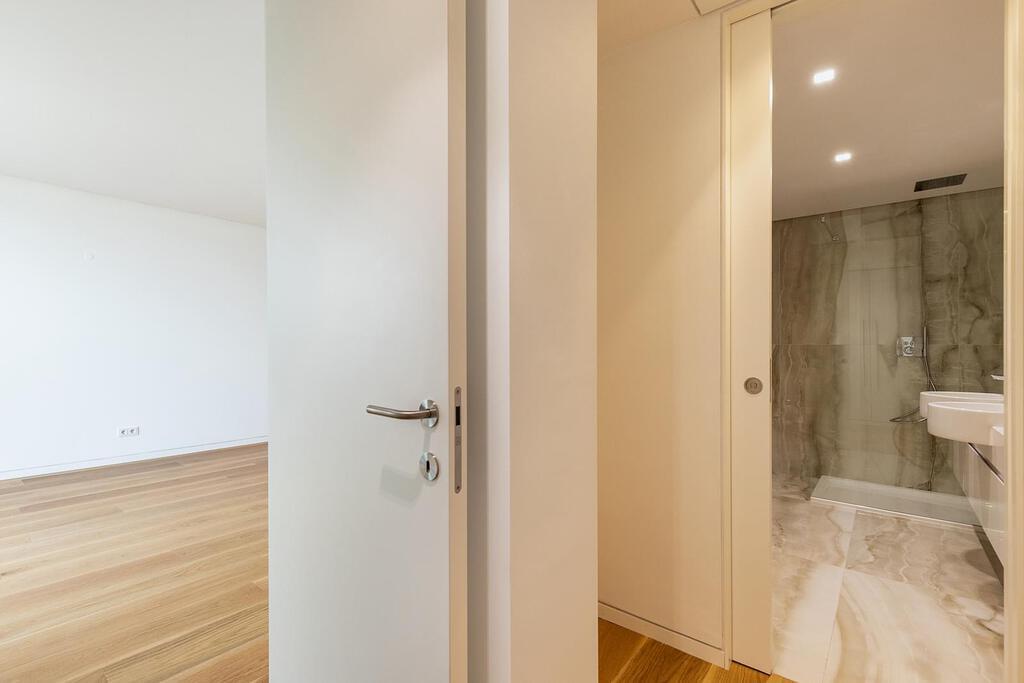 3 bedroom apartment with parking in gated community