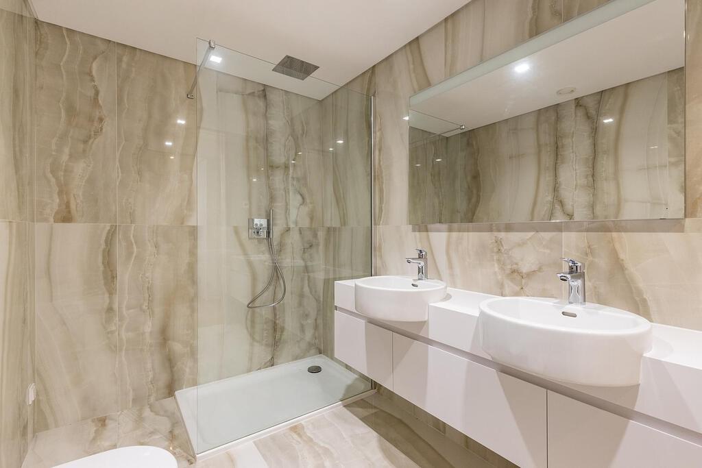 3 bedroom apartment with parking in gated community
