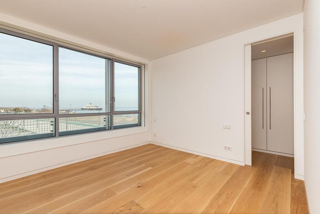 3 bedroom apartment with parking in gated community