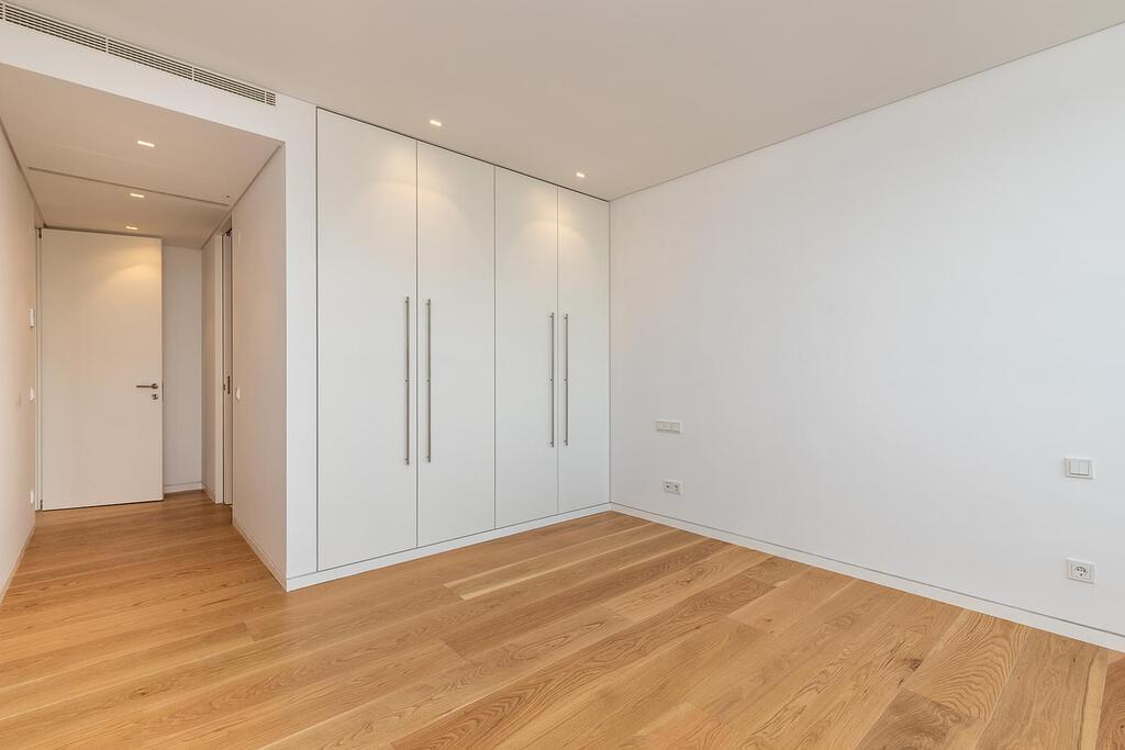 3 bedroom apartment with parking in gated community