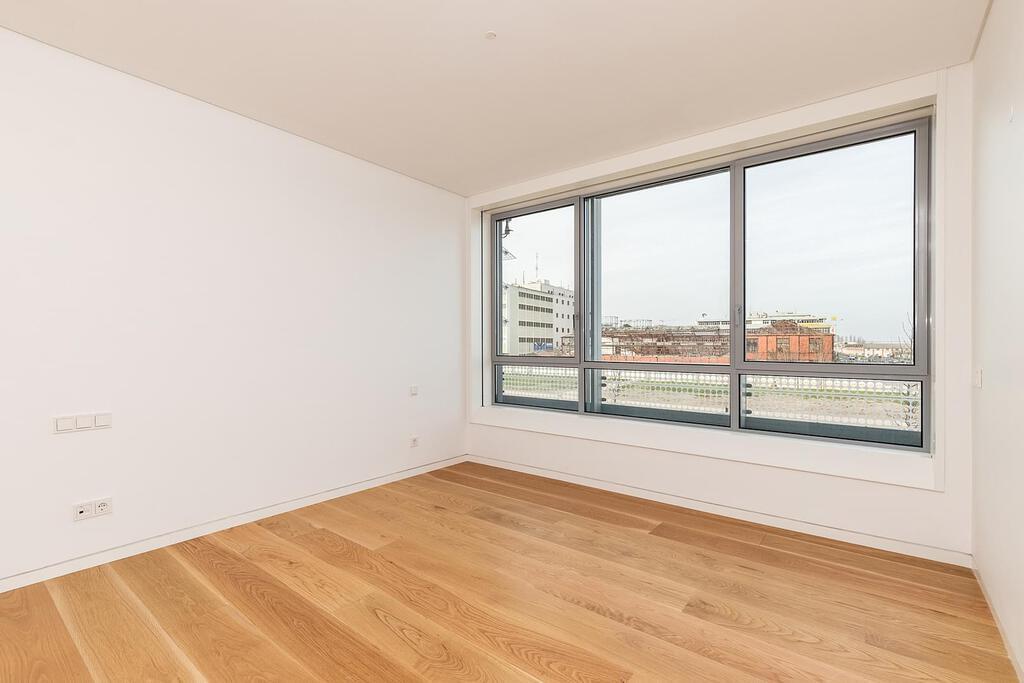 3 bedroom apartment with parking in gated community