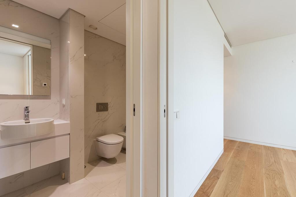 3 bedroom apartment with parking in gated community