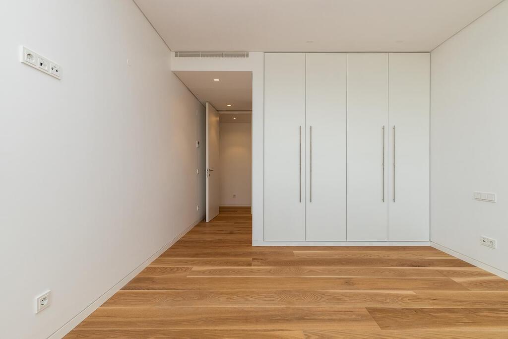 2 bedroom apartment with parking in gated community