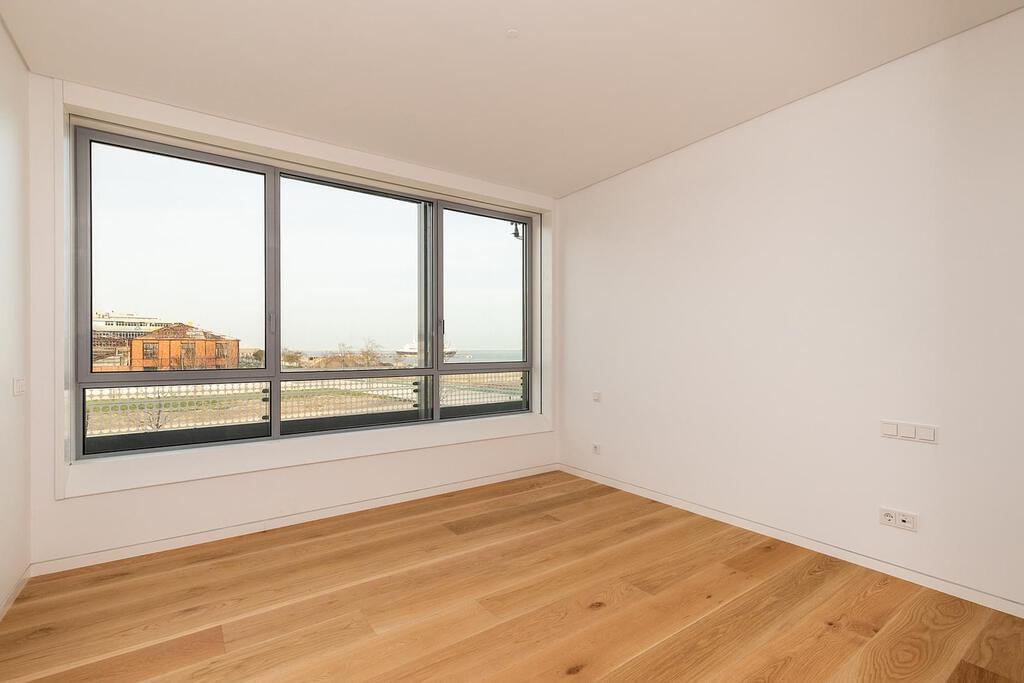 2 bedroom apartment with parking in gated community
