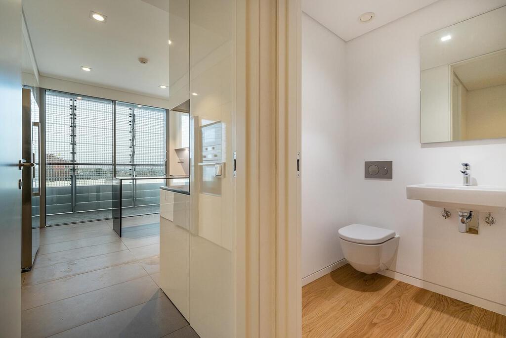 2 bedroom apartment with parking in gated community