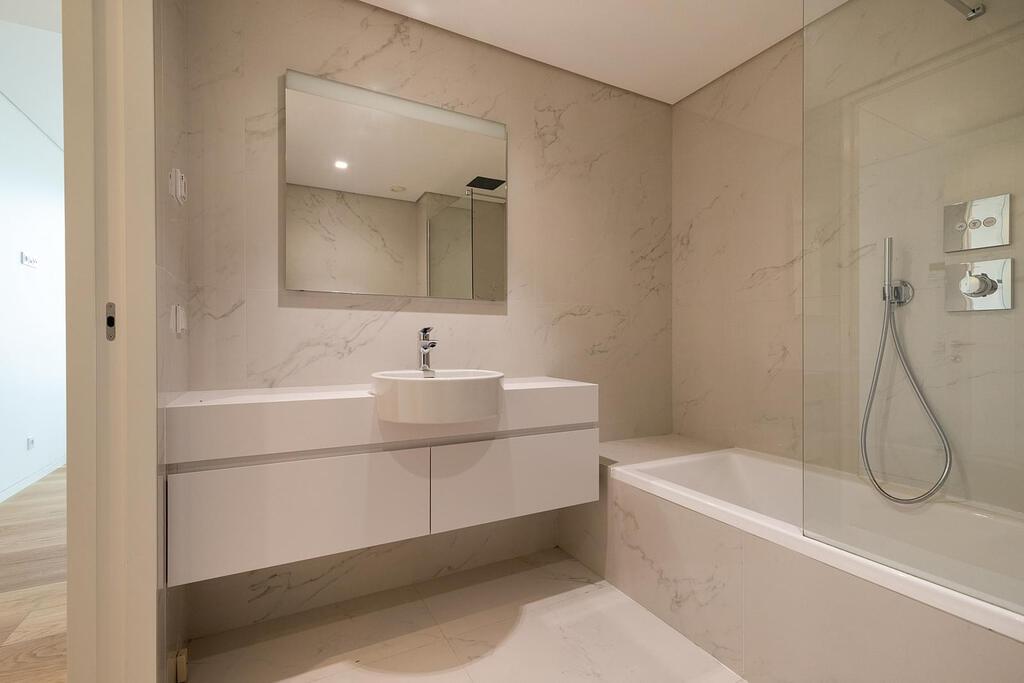 2 bedroom apartment with parking in gated community