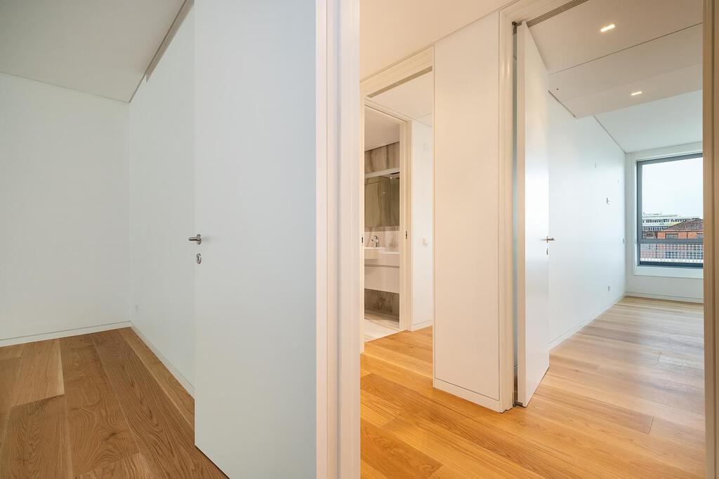 2 bedroom apartment with parking in gated community