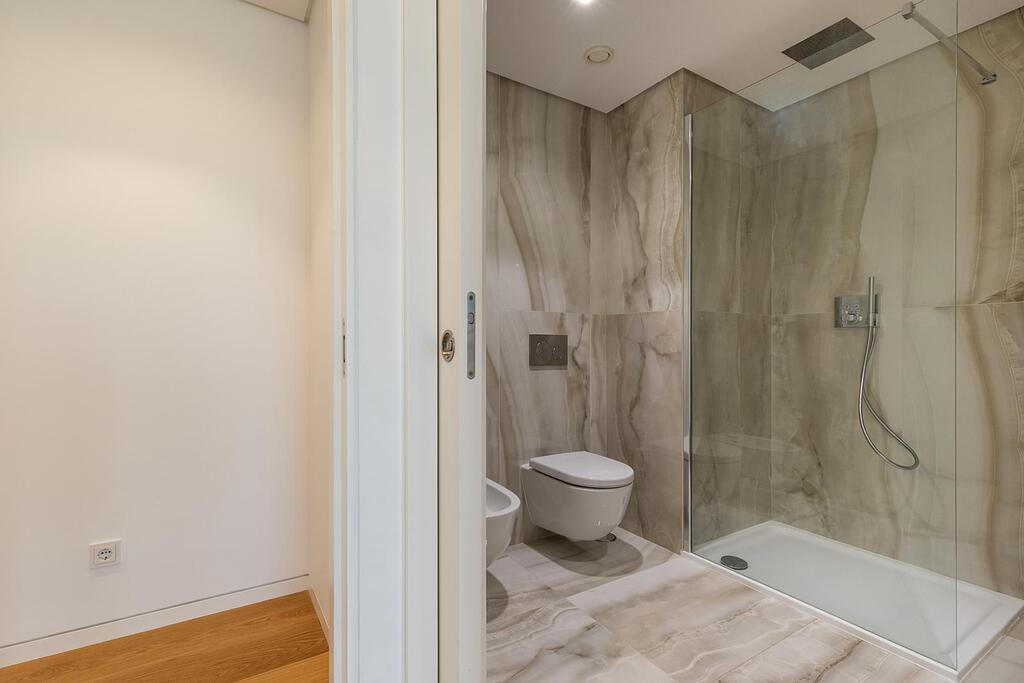2 bedroom apartment with parking in gated community