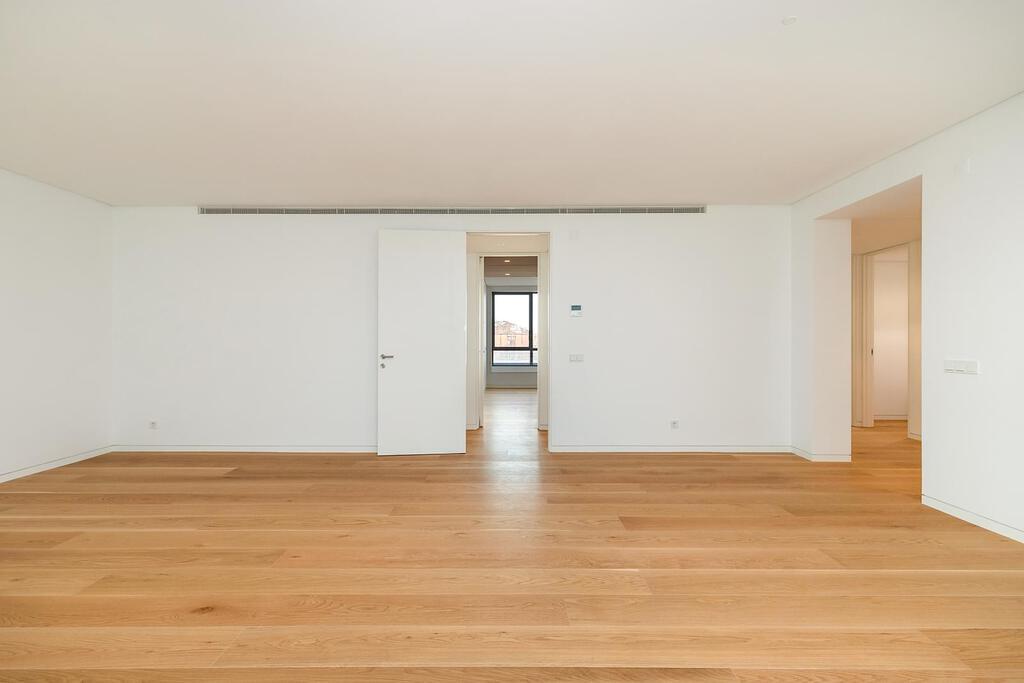 2 bedroom apartment with parking in gated community