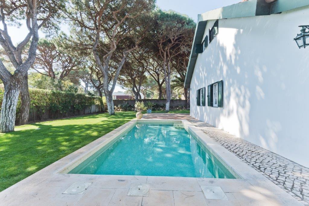 5 bedroom villa with a swimming pool